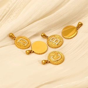 Pendentif lettre ronde en acier inoxydable plaqué or 18 carats avec émail blanc