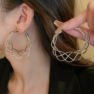 Orecchini a cerchio geometrici intrecciati in metallo argento con design minimalista