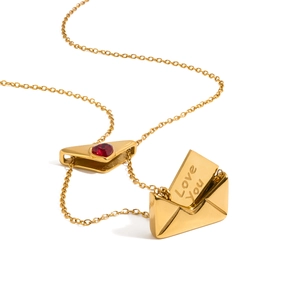 Collier enveloppe en acier doré 18K avec zircon cœur rouge et gravure Love You
