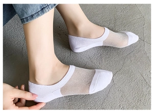 Close-up of white invisible boat socks featuring transparent glitter silk and non-slip design