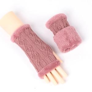 Détail de mitaines en tricot rose avec bordure en fourrure et motif de losanges