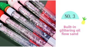Dettaglio di penne natalizie glitterate con topper in silicone a forma di Babbo Natale