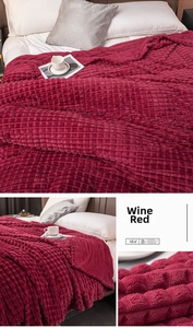 Dettaglio coperta rosso vino con trama a nido d'ape e morbida pelliccia sintetica