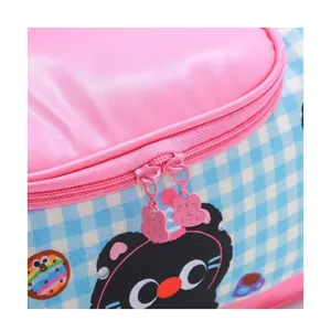 Détail des fermetures éclair en métal lapin rose sur une trousse de maquillage