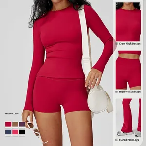 Ensemble de yoga rouge baie avec haut à manches longues et pantalon évasé moulant