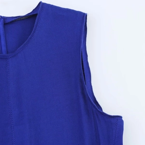 Detalle del escote y costuras de hombro en un vestido de lino color azul real