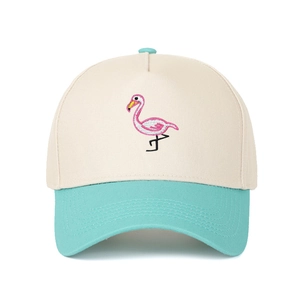 Detailaufnahme der Flamingo-Stickerei auf einer zweifarbigen Canvas-Trucker-Mütze