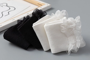 Vue détaillée des volants en dentelle d'organza sur des chaussettes hautes style Lolita