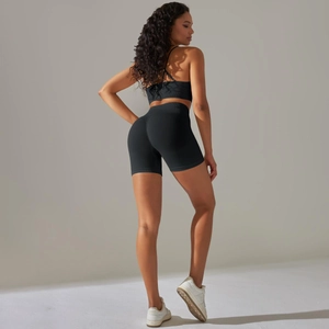 Gros plan sur la texture côtelée de l'ensemble brassière de sport et short de fitness noir