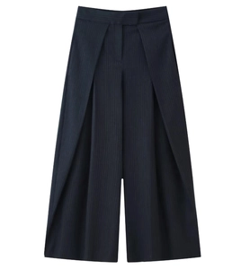 Détail du pantalon large à rayures bleu marine avec taille haute plissée et texture fluide
