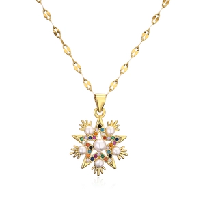 Collier étoile dorée avec zircons colorés et perles sur fond blanc épuré