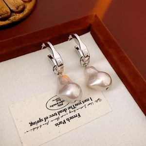 Vue macro de boucles d'oreilles perles baroques françaises sur boîte en velours