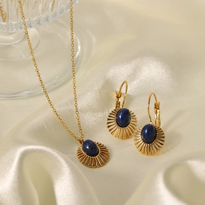 Parure de bijoux en titane plaqué or 18 carats avec pierres bleu marine sur soie