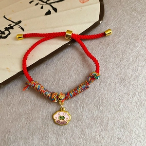 Bracelet en corde tressée rouge avec breloque cadenas en émail doré et fils de soie colorés