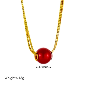 Dettaglio del pendente a perla rossa da 15mm su collana dorata con peso e misura