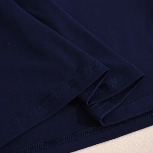Detail der Doppelnadelnaht und feiner Stricktextur am dunkelblauen Saum des Sets