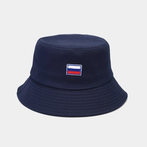 Détail du bob en coton bleu marine avec écusson drapeau russe et coutures de renfort