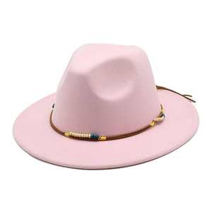 Dettaglio di cappello fedora rosa con cinturino in pelle intrecciata e perline