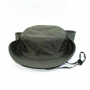 Détail du chapeau de brousse vert armée avec aérations en filet et cordon réglable