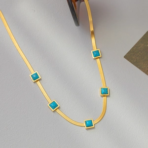 Dettaglio della collana a catena serpente oro con cinque ciondoli in turchese quadrato