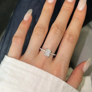 Vue détaillée d'une bague en argent S925 avec zircon taille rectangle sur le doigt