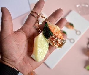 Détails de haute précision du pendentif réaliste de poisson grillé avec texture et anneau doré