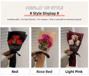 Drei realistische Seifenrosen in Rot und Rosa als Strauß mit Bändern für Frauentag