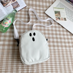 Détail du sac bandoulière fantôme blanc avec visage noir et bandoulière réglable