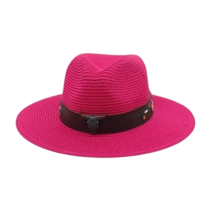 Détail d'un chapeau de paille fuchsia avec bandeau en cuir tête de taureau brodé
