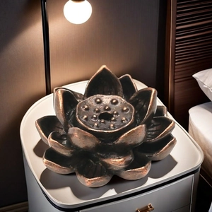 Détail d'un brûleur d'encens lotus en bronze antique sur table de chevet avec lumière chaude