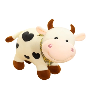 Lindo peluche de vaca blanca con manchas negras de corazón y bufanda a cuadros amarilla