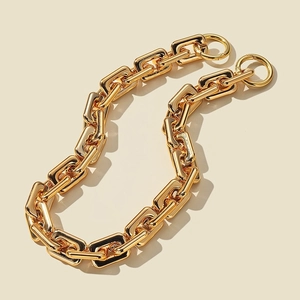 Goldene grobe Metallkette mit rechteckigen Gliedern und runden Verschlüssen für Taschen