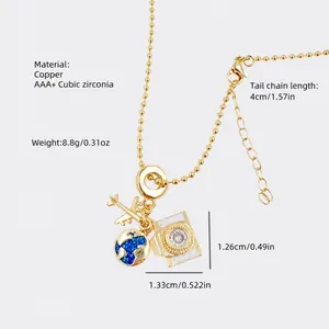 Λεπτομέρεια κολιέ ταξιδιού με χρυσό αεροπλάνο υδρόγειο και κάμερα σε αλυσίδα με χάντρες
