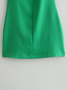Détail de la robe sans manches verte montrant les coutures et la texture de l'ourlet