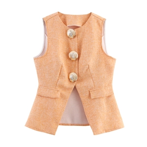Détail du gilet sans manches en tweed avec boutons coquillages dorés et texture tissée