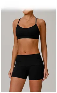 Ensemble de yoga noir premium avec brassière à bretelles et short de sport taille haute