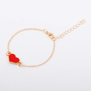Bracciale minimalista in lega dorata con ciondolo a cuore rosso e catena sottile regolabile