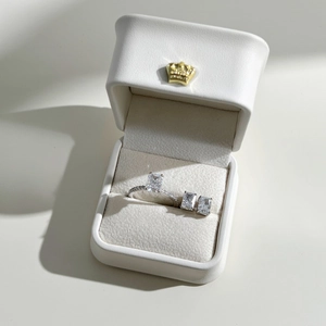 Parure raffinée en argent S925 avec zircons taille émeraude dans un écrin de luxe blanc