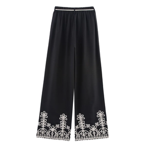 Pantaloni neri casual a gamba dritta con ricamo floreale bianco ed elastico in vita