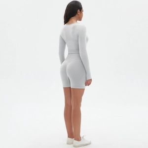 Seitenansicht des nahtlosen Yoga-Sets mit langärmeligem Crop-Top und passenden Shorts