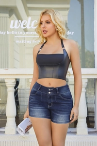 Detalle de los pantalones cortos vaqueros ajustados azul oscuro con alta elasticidad