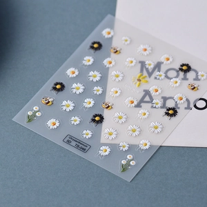 Gros plan détaillé de stickers à ongles 5D embossés avec marguerites et petites abeilles