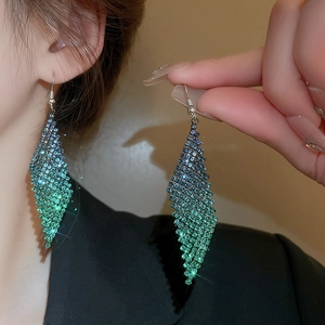 Boucles d'oreilles losanges à pompons scintillants avec strass dégradés bleu-vert