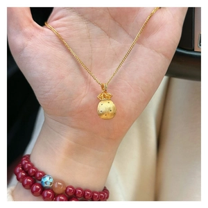 Halskette mit mattgoldener Glücksbeutel-Anhänger und Zirkon auf feiner O-Kette für Damen