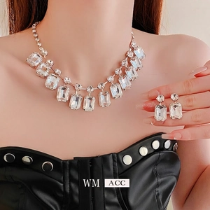 Parure luxe collier à franges argentées et boucles d'oreilles serties de cristaux
