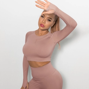 Dettaglio del set sportivo rosa senza cuciture con trama a costine e vita alta elastica