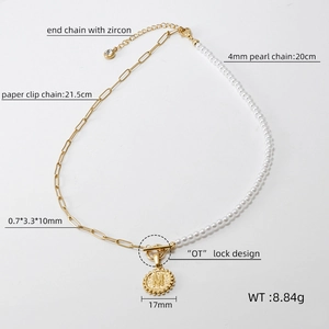 Détails du collier pendentif M avec chaîne trombone, perles et mesures de taille