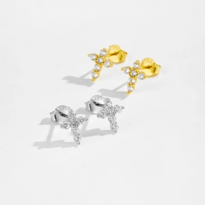 Dettaglio degli orecchini a croce in argento S925 nelle finiture oro e argento