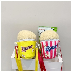 Deux adorables sacs à bandoulière en peluche forme popcorn présentés dans un décor doux