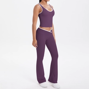 Détail du pantalon évasé à taille haute et du débardeur avec bordure blanche